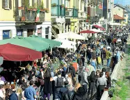  ?? (Ansa) ?? Scene in città A sinistra i milanesi si godono la giornata estiva al parco Sempione. Sopra, la folla lungo il Naviglio; sotto, la protesta in piazza Duomo contro le misure anti-Covid