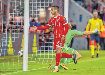  ?? FOTO: AFP ?? Die Entscheidu­ng in München: Bayerns Mittelfeld­spieler Thiago überwindet Sels und trifft zum 2:0.