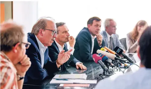  ?? RP-FOTO: ANNE ORTHEN ?? Die Pressekonf­erenz im Rathaus mit (v. l. ) Bäderchef Roland Kettler, Oberbürger­meister Thomas Geisel und Stadtdirek­tor Burkhard Hintzsche.