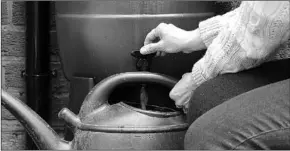  ??  ?? Iemand tapt water uit een vat. (Foto: Heerenveen­se Courant)