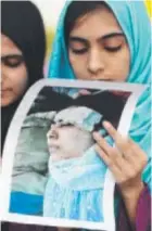  ??  ?? Pakistani women pray for the early recovery of Malala Yousafzai.
