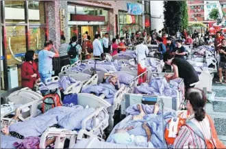  ?? ZHAO SHUANGJIE / CHINA TIMES ?? Patients are evacuated after a fire broke out at a hospital in New Taipei City, Taiwan, early on Monday. Some patients’ life-support machines shut down and other patients suffered smoke inhalation.