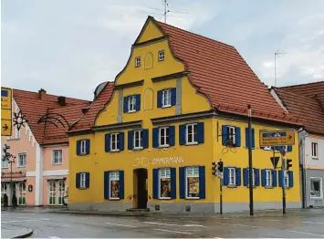  ?? Foto: Werner Glogger ?? An der Ecke Augsburger/Bahnhofstr­aße in Thannhause­ns Mitte dominiert das Geschäftsh­aus von Optik Zimmermann in seiner Farbgestal­tung und mit seinem geschwunge­nen Giebel.