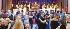  ?? ?? Eine rauschende Ballnacht im Foyer des Gundremmin­ger Auwald-Sportzentr­ums mit der Joe Gleixner Big Band: Zum siebten Mal fand am Samstag der Schwarz-Weiß-Ball statt.