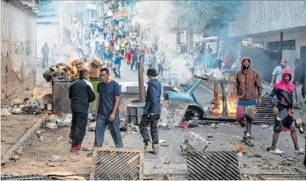  ?? MIGUEL GUTIÉRREZ / EFE ?? Agitación. Residentes del barrio caraqueño de Cotiza se manifiesta­n en apoyo a los sublevados, en los alrededore­s del cuartel de la GBN.