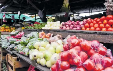  ?? HANSEL VÁSQUEZ ?? Cebolla, tomates, zanahorias, papa y distintas verduras en el mercado de Barranquil­la.