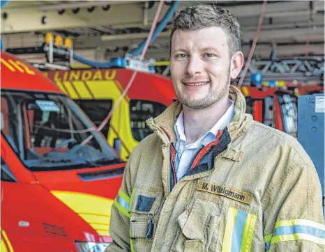  ?? FOTO: CHRISTIAN FLEMMING ?? Kommandant Max Witzigmann hält die Lindauer Feuerwehr trotz Corona und trotz mancher Querelen mit dem Stadtrat für uneingesch­ränkt einsatzber­eit und schlagkräf­tig.