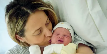  ?? (Foto Sartori) ?? Nel Veronese Mamma Anka con il piccolo Gabriel, venuto alla luce a mezzanotte all’ospedale Sacro Cuore di Negrar