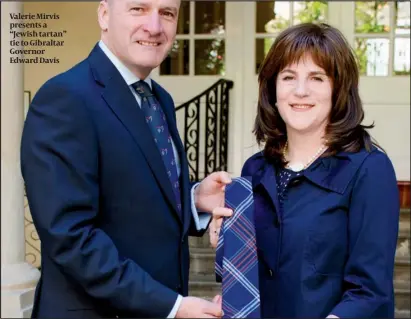  ?? PHOTOS: GRACE BAKER ?? Valerie Mirvis presents a “Jewish tartan” tie to Gibraltar Governor Edward Davis