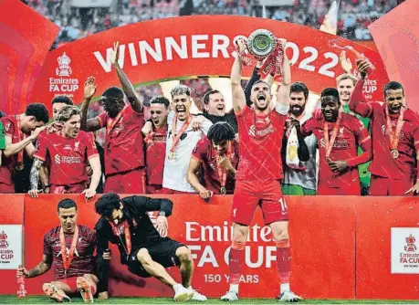  ?? BEN STANSALL / AFP ?? Henderson, el capitán del Liverpool, levanta el trofeo de la FA Cup en la final disputada en Wembley