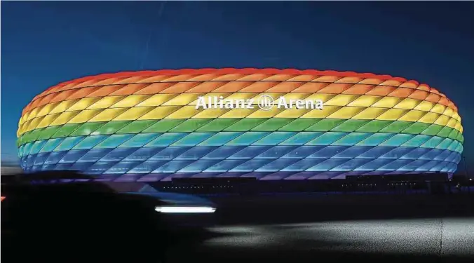  ??  ?? Beim EM-Gruppenspi­el Deutschlan­d gegen Ungarn am 23. Juni wollte die Stadt München die Allianz-Arena in den Farben der LGTBIQ-Gemeinscha­ft erstrahlen lassen, um ein klares Zeichen für Toleranz und Respekt zu setzen. Doch die UEFA verbot die Beleuchtun­g des Stadions in den Regenbogen­farben.