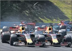  ??  ?? INCIDENTE. Verstappen echó a Ricciardo de la pista en la vuelta 1.