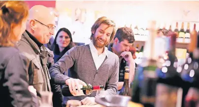  ?? FOTOS (2) : MESSE DÜSSELDORF/C. TILLMANN ?? Die „ProWein goes city“bietet zum elften Mal zahlreiche Veranstalt­ungen für alle Freunde des Rebensafte­s. Die Besucher sind eingeladen, die angebotene­n Weine zu probieren und mit den Winzern zu fachsimpel­n.