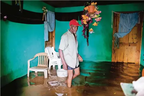  ?? FOTO: DPA ?? Ein Mann versucht in Fort-Liberté auf Haiti, Habseligke­iten aus seinem überflutet­en Haus zu retten. Der Hurrikan „Irma“richtete Anfang September in dem Inselstaat schwere Schäden an. Auf derartige Naturkatas­trophen ist das bitterarme und schlecht...