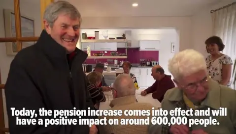  ??  ?? CARD-CARRYING: A still from the Fine Gael promotiona­l video in which pensioners sing the praises of the Government