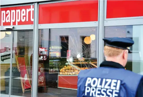  ?? Foto: dpa/Jörn Perske ?? Einschussl­öcher in der Fuldaer Bäckereifi­liale, wo die Polizei einen Mann erschossen hatte, der zuvor mehrere Menschen angegriffe­n haben soll.