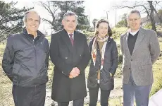  ??  ?? Luis Felipe Gazitúa, Presidente de CMPC; Hugo Inostroza, Alcalde de Nacimiento; Carolina Andueza, Gerente de Fundación CMPC y Hernán Rodríguez , Gerente General de CMPC.