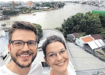  ?? FOTO: PRIVAT ?? Zusammen mit Freunden entdeckt Hannah-Lena Nestele gerne ihre neue Heimat. Dieses Bild entstand in einer Bar, die sich hoch oben über Bangkok befindet. Zu sehen ist der Fluss Chao Phraya, der direkt durch die Stadt fließt.