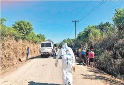  ?? FOTO: EL HERALDO ?? En medio de una calle de tierra ubicada en Peña Blanca le quitaron la vida a un hombre cuando corría por el sector.