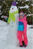  ??  ?? Vanessa, 6, hat zusammen mit ihrem Vater diesen Schneemann in den Garten in Babenhause­n gestellt.