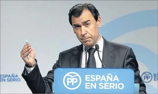  ?? BALLESTERO­S / EFE ?? El vicesecret­ario de organizaci­ón del PP, Fernando Martínez Maíllo, en la rueda de prensa, ayer, tras la reunión del comité de dirección