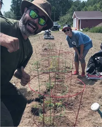  ?? - Gracieuset­é ?? René Vienneau et Zoé à l’oeuvre lors de la première journée de jardinage de la saison, mercredi.