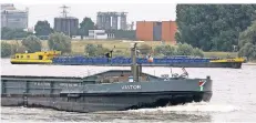  ?? FOTO: DPA/WEIHRAUCH ?? Lastschiff­e auf dem Rhein verpesten die Luft. Geschätzt passieren pro Jahr 30.000 Lastschiff­e das Leverkusen­er Stadtgebie­t.