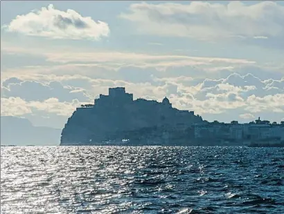  ?? GETTY ?? Vista del Castello Aragonese, una fortificac­ió medieval situada en un illot a la part oriental d’Ischia