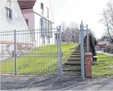  ?? SYMBOLFOTO: MATTHIAS BECKER/ ARCHIVFOTO: ALEXANDRA WEHR/PRESSESTEL­LE ?? Der eigens gegründete Verein Hundefreun­de Memmingen hatte sich für eine zentral gelegene Freilauffl­äche für die Tiere in der Innenstadt stark gemacht. Im Finanz- und Hauptaussc­huss wurde ein mehrmonati­ger Probebetri­eb jedoch abgelehnt, weil eine Mehrheit der Mitglieder das Areal am Antonierha­us für ungeeignet hält.