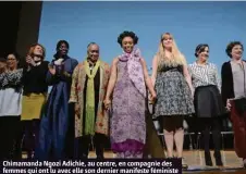  ?? (MIGUEL BUENO) ?? Chimamanda Ngozi Adichie, au centre, en compagnie des femmes qui ont lu avec elle son dernier manifeste féministe dans le cadre du FIFDH, le 17 mars 2018, à Genève.