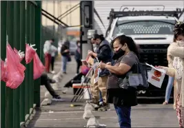  ?? PHILIP CHEUNG — THE NEW YORK TIMES ?? People visit a testing site that uses self-administer­ed swabs in Los Angeles. A sustained surge of coronaviru­s infections has locked Southern California in a crisis.