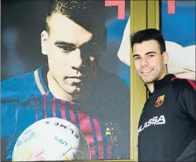  ?? FOTO: MANEL MONTILLA ?? Sergio Lozano posa con una foto suya en la fachada del Palau Blaugrana Ya debe haber ansias de títulos. El Jaén es el equipo revelación del año. ¿Cuál es su peligro? En Cáceres habrá un clima hostil, ¿Cómo lo afronta el equipo?