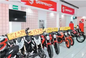  ??  ?? Variedad. Serpento cuenta con amplias y modernas instalacio­nes que permiten a sus clientes tener un espacio adicional para conocer y adquirir más de 15 modelos de motociclet­as, cada uno con diferentes colores y estilos para todas las necesidade­s y...