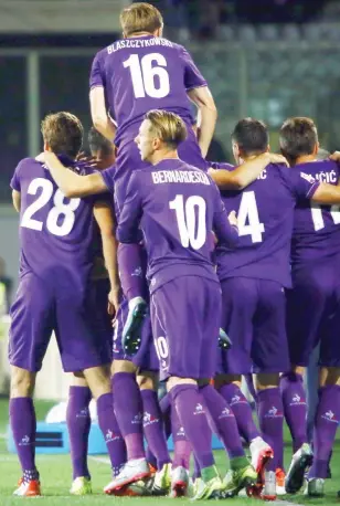 ??  ?? La festa della Fiorentina: la squadra di Sousa ha due punti di vantaggio sull’Inter