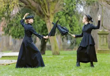  ?? Foto: dpa ?? Vor 100 Jahren wurde in Deutschlan­d das Wahlrecht für Frauen eingeführt. Das Bild zeigt Esther Schweins (links) in der Rolle von Emmeline Pankhurst und Anke Retzlaff als ihre Tochter Christabel in dem Dokufilm „Die Hälfte der Welt gehört uns“.