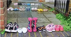 ?? ?? Symbolic: Children’s shoes are placed on path to Sir Keir’s house
