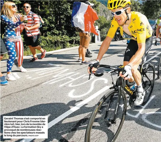  ?? PHOTO AFP ?? Geraint Thomas s’est comporté en lieutenant pour Chris Froome (derrière lui), hier, lors de la montée de l’Alpe d’Huez. La formation Sky a provoqué de nombreuses réactions chez les spectateur­s massés le long du parcours.