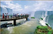  ??  ?? EN CONJUNTO. Las Cataratas del Iguazú son una de las maravillas del mundo, que comparten la Argentina y Brasil. Juntos potenciaro­n la llegada de turistas de origen chino para que puedan visitar ambos lados.