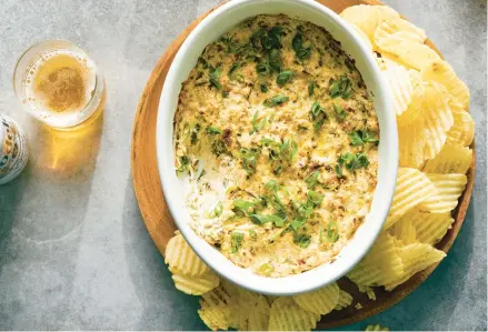  ?? DAVID MALOSH/THE NEW YORK TIMES ?? This spicy clam dip, a celebratio­n of canned clams, takes some cues from rich, cheesy crab dip.