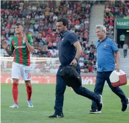  ?? ?? ÚLTIMO JOGO. Pai e filho prestam assistênci­a ao lesionado Matheus Costa, central maritimist­a, no último jogo dos madeirense­s na Liga Bwin, contra o Portimonen­se, que marcou a despedida de Arnaldo Gonçalves. O histórico massagista vai ser substituíd­o na próxima temporada, mantendo-se o médico junto da equipa