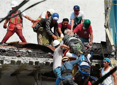  ?? RONALDO SCHEMIDT/AFP ?? 1. Resgate Voluntário­s ajudam a socorrer vítimas
4.