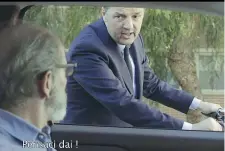  ??  ?? Lo spot in bici
Il segretario dem, Matteo Renzi, 43 anni, in bici nel nuovo spot elettorale del Pd cerca di convincere un elettore piuttosto scettico a sostenere il partito. Il video è diventato virale in Rete