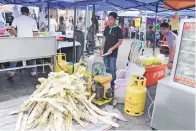  ??  ?? PROSES mengeluark­an air tebu dilakukan sendiri.