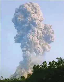  ?? PANUT/AFP ?? WASPADA: Erupsi Gunung Merapi yang terjadi pukul 05.22 kemarin memuntahka­n material vulkanis setinggi 6.000 meter. Akibatnya, terjadi hujan abu di Boyolali, Klaten, dan Solo.