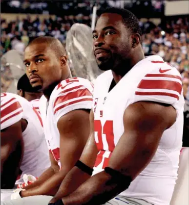  ?? AP photo ?? Osi Umenyiora, left, and Justin Tuck watch from bench during Giants’ loss to Eagles on Sunday night.