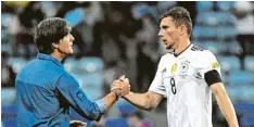  ?? Foto: Patrik Stollarz, afp ?? Glückwunsc­h fürs erste Länderspie­ltor und ein starkes Spiel: Bundestrai­ner Joachim Löw schlägt mit Leon Goretzka ein.