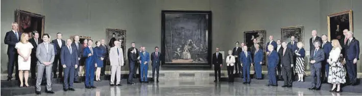  ?? EL PERIÓDICO ?? Los líderes de los países de la OTAN y sus acompañant­es, en su visita a la sala del cuadro de `Las Meninas', en el Museo del Prado.