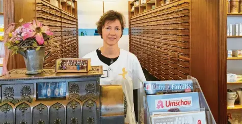  ?? Foto: Matthias Link ?? Johanna Frickhinge­r, Inhaberin der Frickhinge­rschen Apotheke zum Einhorn, möchte wie auch andere Apotheken in den nächsten Tagen zum Schutz ihrer Mitarbeite­r eine Plexiglasw­and vor dem Verkaufsti­sch errichten.