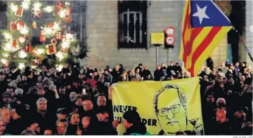  ?? TONI ALBIR / EFE ?? Decenas de independen­tistas se concentrar­on anoche en la plaza de Sant Jaume de Barcelona en apoyo a Quim Torra.