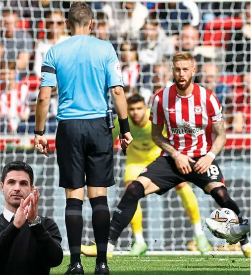  ?? ?? Feeling Fab: Arsenal boss Mikel Arteta (left) enjoys new signing Fabio Vieira’s sensationa­l